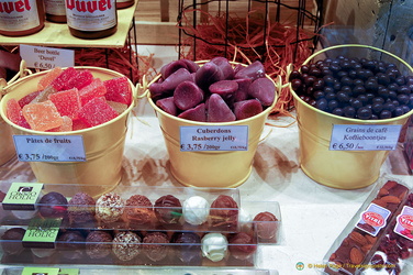 Fruit jellies, cuberdon and other confectionaries