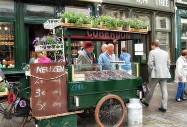 A competing Cuberdon stall in Groentenmarkt