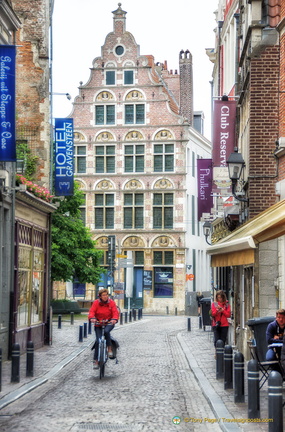 De Gekroonde Hoofden (Crowned Heads) restaurant at Burgstraat 4