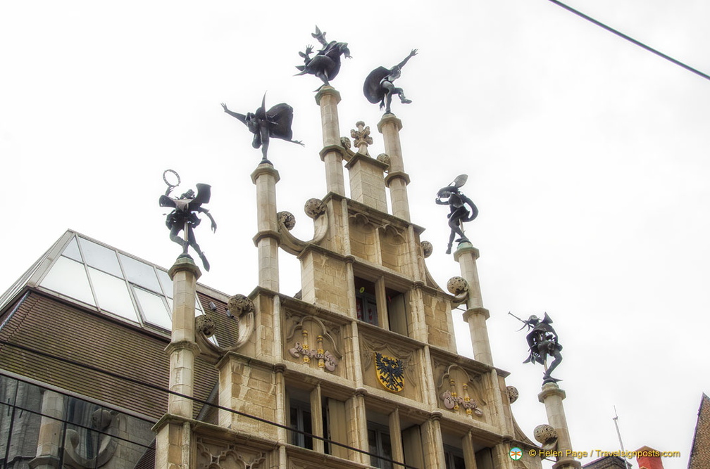 Six dancers on gable of Metselaarshuis