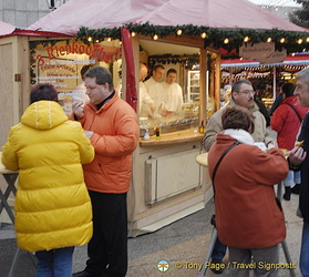 Cologne Weihnachtsmarkt hot food stand