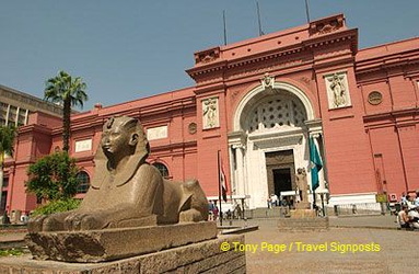 The Sphinx guarding the entrance to the Cairo Museum
[Egyptian Museum - Cairo - Egypt]