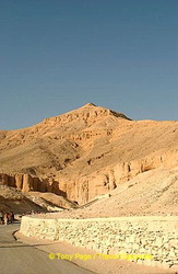 At 10am, the temperature's already hitting 40C.
[Valley of the Kings - Egypt]
