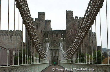 Before the contruction of this bridge, ferry was the only means of cross the estuary
[Telford Bridge - Conwy - North Wales]