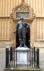 Statue of William Herbert, 3rd Earl of Pembroke at the Bodleian Library