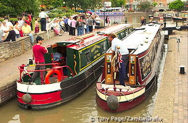 "Narrow boats" or canal live aboard barges in a loch at Stratford-on-Avon [Stratford-upon-Avon - England]