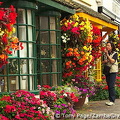 Colourful flower displays on one of Stratford-upon-Avon's main streets [Stratford-upon-Avon - England]