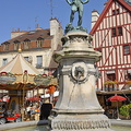 Place du Bareuzai statue