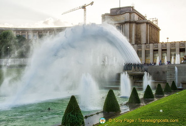 20 powerful water canons are part of the Fountain of Warsaw