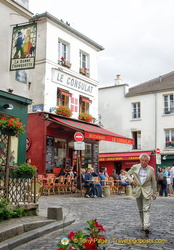 Le Consulat, a popular restaurant on the corner of rue Norvins and rue des Saules. A good place for people-watching