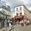 A busy street junction at rue Norvins and rue des saules