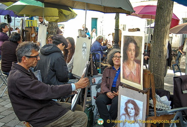 Place du Tertre artists doing a busy trade