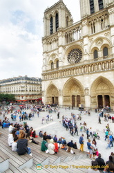 Viewing platform in front of the Notre-Dame de Paris