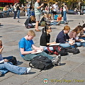 Students sketching the Notre-Dame