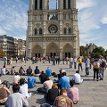 Art students sketching the Notre-Dame