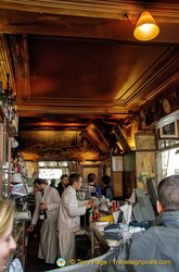 Café La Palette claims famous clientele such as Cézanne, Picasso, Hemingway, Jim Morrison and others
