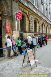 Queue waiting for entry to the Sainte-Chapelle concert