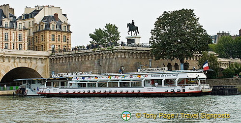 River boat going under Pont Neuf