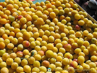 Raspail market - plums