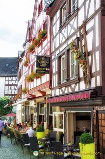 Restaurants, taverns and shops in Graacher Strasse