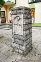 A marker for the historic town wall 