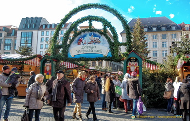 Leipzig Weihnachtsmarkt Archway