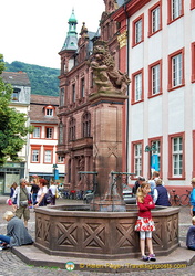 Löwenbrunnen (lion fountain) on University Square is a popular meeting place