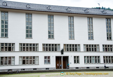 Dem Lebendigen Geist (To the Creative Mind) over the main entrance to the Neue Universität.