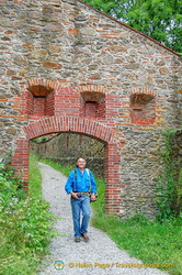 A medieval arch on way down from Veste Oberhaus