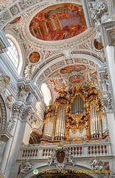 The mighty organ of Saint Stephens