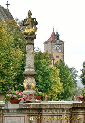 Herrnbrunnen is located on the former cattle market. An inscription on Herrnbrunnen dates this fountain to 1595.