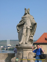 Tony next to Frankish King Pipinus, father of Charlemagne, on the Alte Mainbrücke