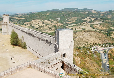 Long wall linking the tower to the castle