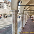 Taking a break under the archway of Sacro Convento
