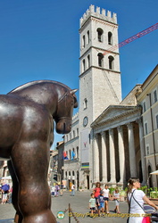 Botero's horse facing the Torre del Popolo