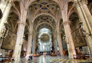 Como Duomo - central nave