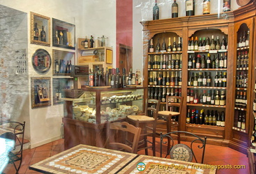 Enoteca Mondovino, a fine wine shop on Via S. Agostino