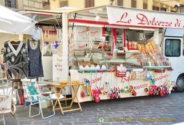A snack stand on Piazza Santo Spirito