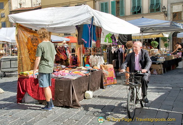 There are many ways to get around Piazza Santo Spirito