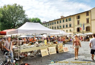 Market day on Piazza Santo Spirito 
