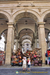 Loggia del Porcellino has leather goods and souvenirs