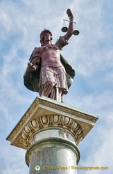 Justice statue on Piazza Santa Trìnita 