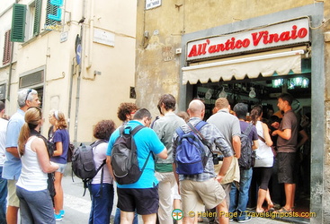 All'Antico Vinaio, a popular sandwich place on Via de' Neri 65