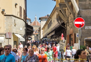 Shops and crowd on Ponte Vecchio