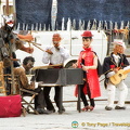 Some entertainers on Piazza Santa Croce