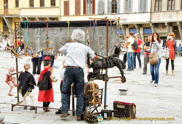 Puppet show on Piazza Santa Croce