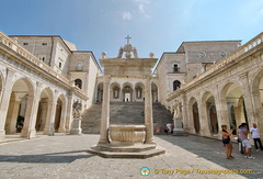 The main Bramante cloister with its Renaissance well