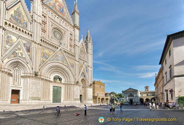 Beautiful features of the Duomo facade