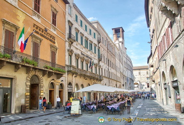 Banks, hotels, restaurants, etc on Corso Vannucci