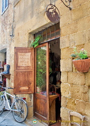 Bottega Artigiana del Cuoio, a great leather shop in Pienza